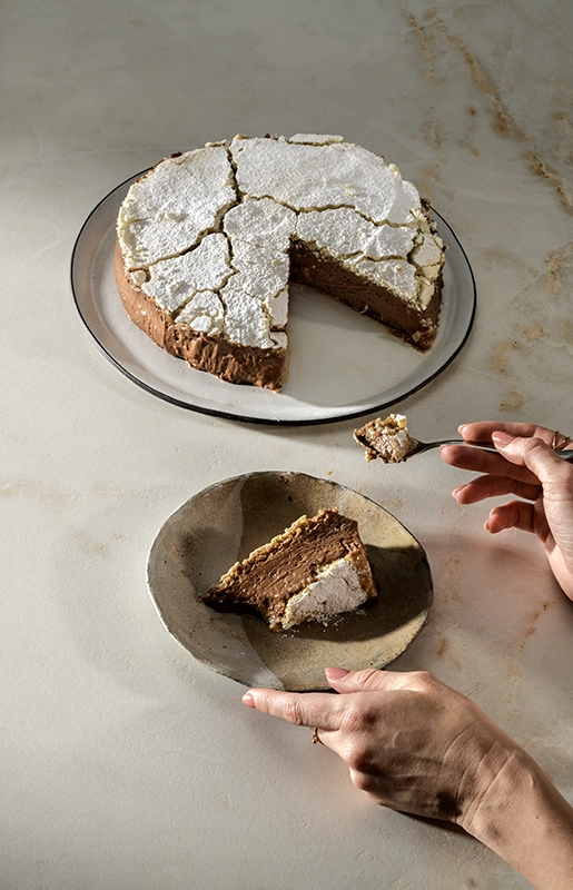 Caesarstone 537 Glacetta porcelain surface with cake