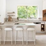 מטבח בבית קיבוצי עם משטח שיש אבן קיסר פורצלן מדגם 580