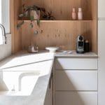 מטבח בבית קיבוצי עם משטח שיש אבן קיסר פורצלן מדגם 580