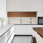 תמונה מפרויקט של סטודיו בצלאל משטח מדגם פורצלן 502 של חברת אבן קיסר אדרכילות ועיצוב פנים: בצלאל בנימין | צלם: דניאל צאירי