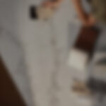 אדריכלית יושבת ליד משטח של אבן קיסר ומחזיקה דוגמאות של אבן קיסר